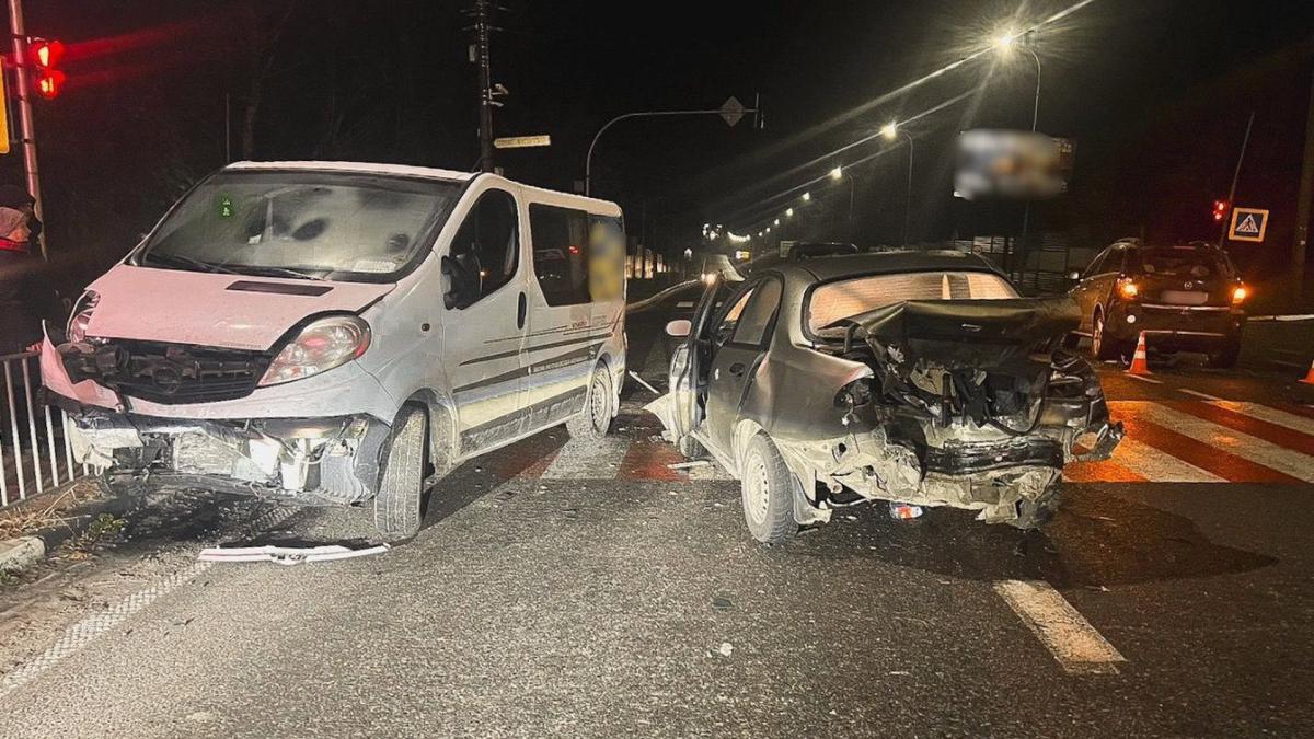 ДТП на дорозі, кілька розбитих автомобілів стоять поруч