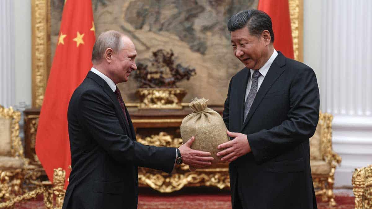 Чому Росія повертається до бартеру: як Кремль обходить санкції через відродження натурального обміну путин протягує сі торбину