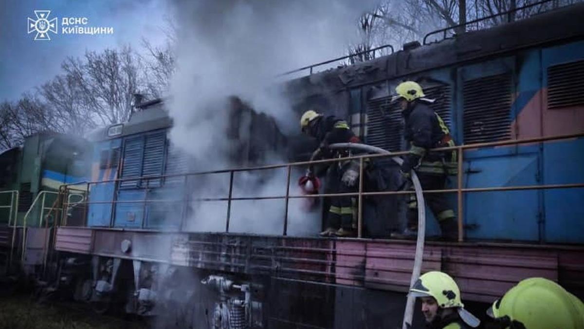 Пожежники гасять вогонь в локомотиві