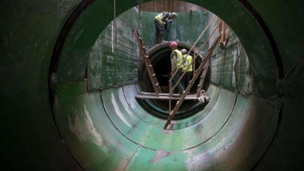 Київводоканал витратить 4,8 млн грн на підготовку до реконструкції Лівобережного колектора Працівники у захисних касках і жилетах проводять ремонтні роботи всередині колектора