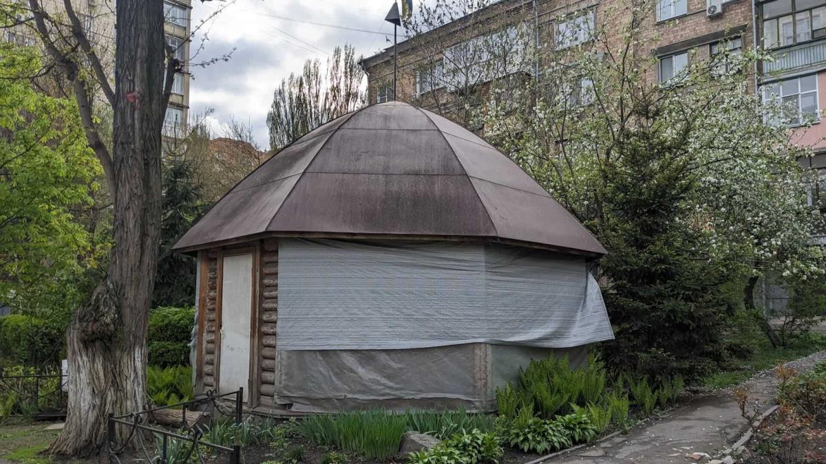 Попи Московського патріархату захопили сквер поруч зі штабом Сухопутних військ (фото) Невелика восьмигранна споруда з темним дахом та закритими вікнами