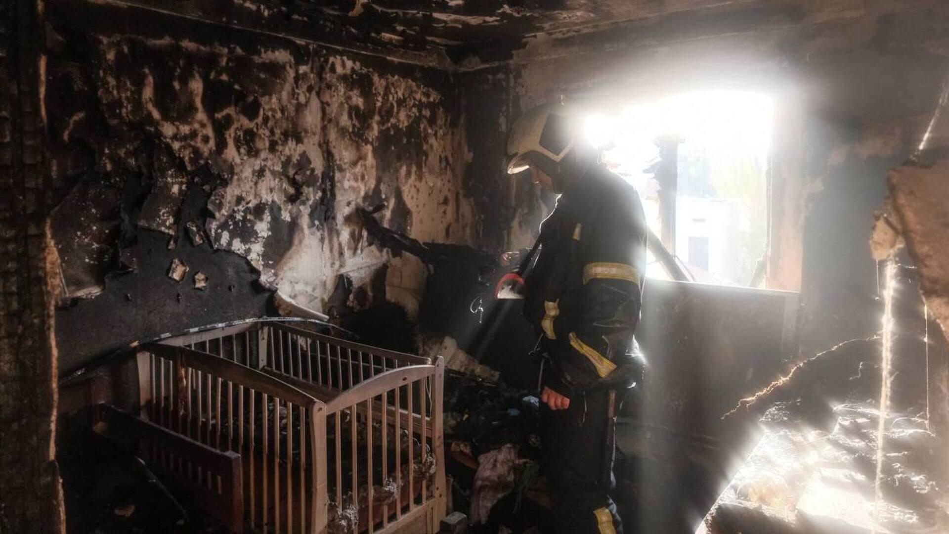 Київський рятувальник Сергій Власенко гасить пожежу у своїй квартирі після російського обстрілу 14 листопада 2025 року