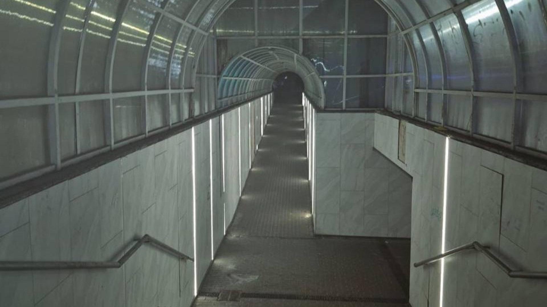 Довгий підземний пішохідний перехід з арковим прозорим дахом