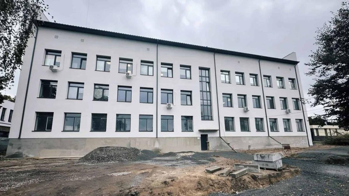 У Бородянці триває комплексна відбудова — від житлових будинків до селищної ради (фото) Триповерхова світла будівля після реконструкції з оновленим фасадом і вікнами