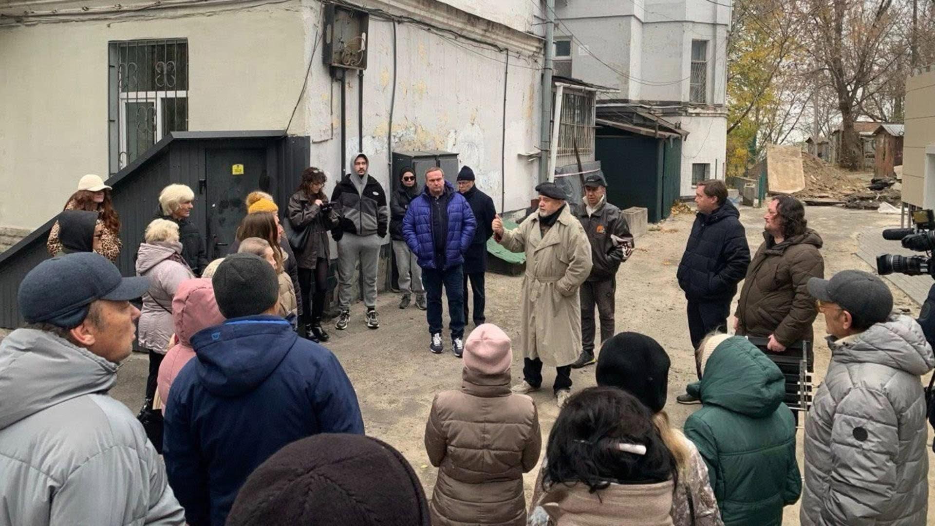 Люди, які зібралися біля будівництва, яке загрожує знищенню фундаментів палацу Розумовського