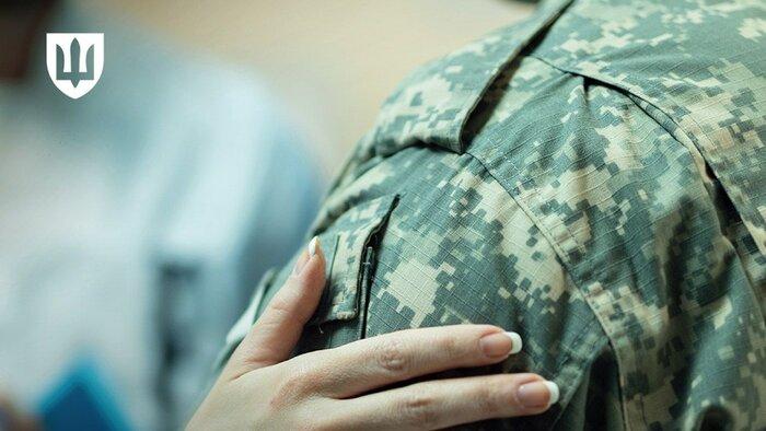 «Не мовчи, полон вбиває»: у Києві відбулася традиційна недільна акція підтримки Військовий у камуфляжі тримає руку людини, яка його підтримує