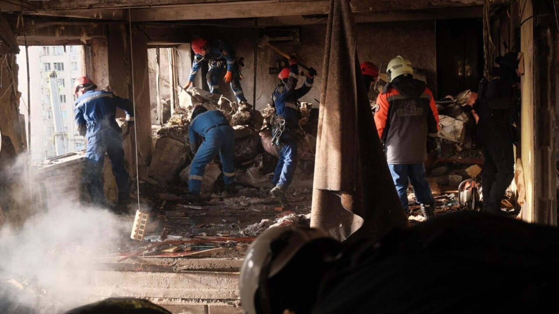 Рятувальники розбирають завали житлового будинку, пошкодженого російським обстрілом Києва 14 листопада 2025 року