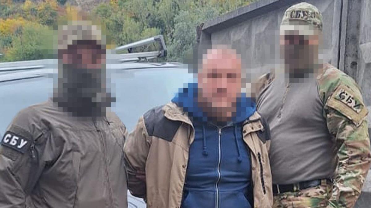 СБУ затримала у Києві російського агента, що коригував удари по Київщині та Полтавщині Співробітники СБУ тримають чоловіка з розмитим обличчям