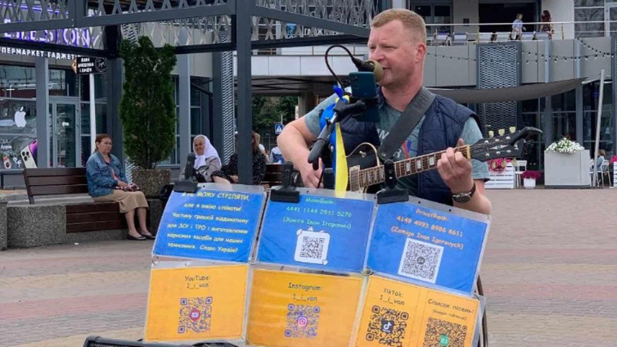 Музикант Заміга: нападник вибачився, не хочу йому проблем (відео) Іван Заміга грає на гітарі і збирає кошти на ЗСУ на вулиці