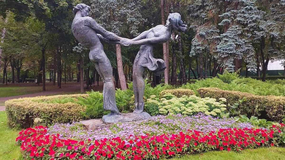 Парк «Відрадний» прикрасили осінніми композиціями «Волонтери» та «Український рушник» скульптура чоловік і жінка тримаються за руки