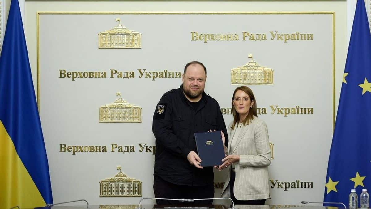 У Києві відкриють постійне представництво Європарламенту — Мецола Голова Верховної Ради України Руслан Стефанчук отримує від президентки Європейського Парламенту Роберти Мецоли протокол про відкриття постійного Представництва Європарламенту у Києві