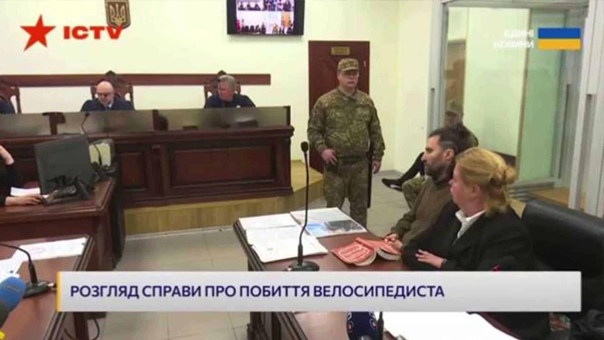 Справа про побиття велосипедиста: прокуратура оскаржує домашній арешт водія Mercedes В судовій залі Олександр Хілик, підозрюваний у завданні тяжких тілесних ушкоджень велосипедисту, адвокат, охоронець і судді