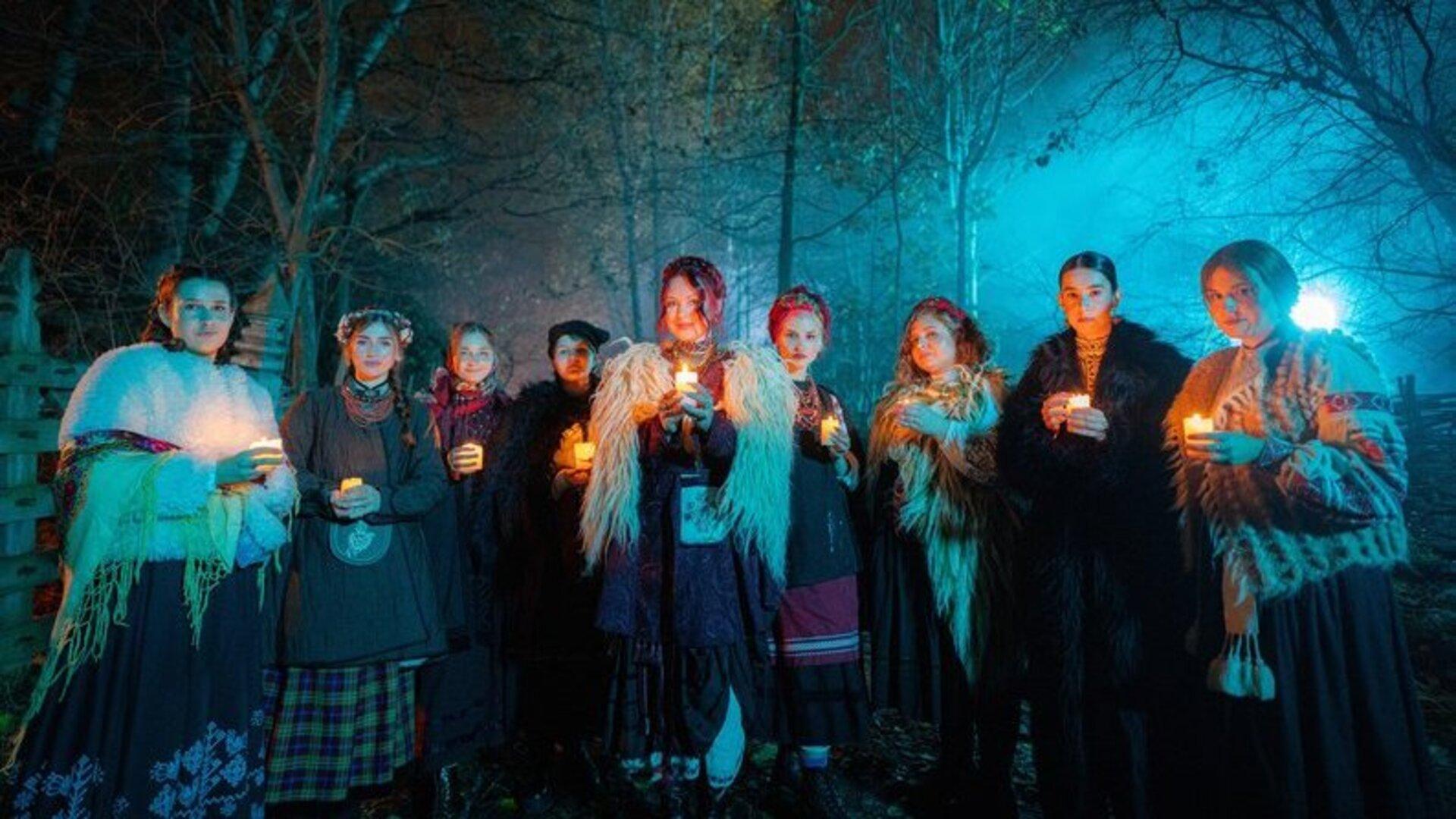 Акторки в традиційному вбранні на зйомках українського різдвяного мюзиклу «Жив пес Сірко»