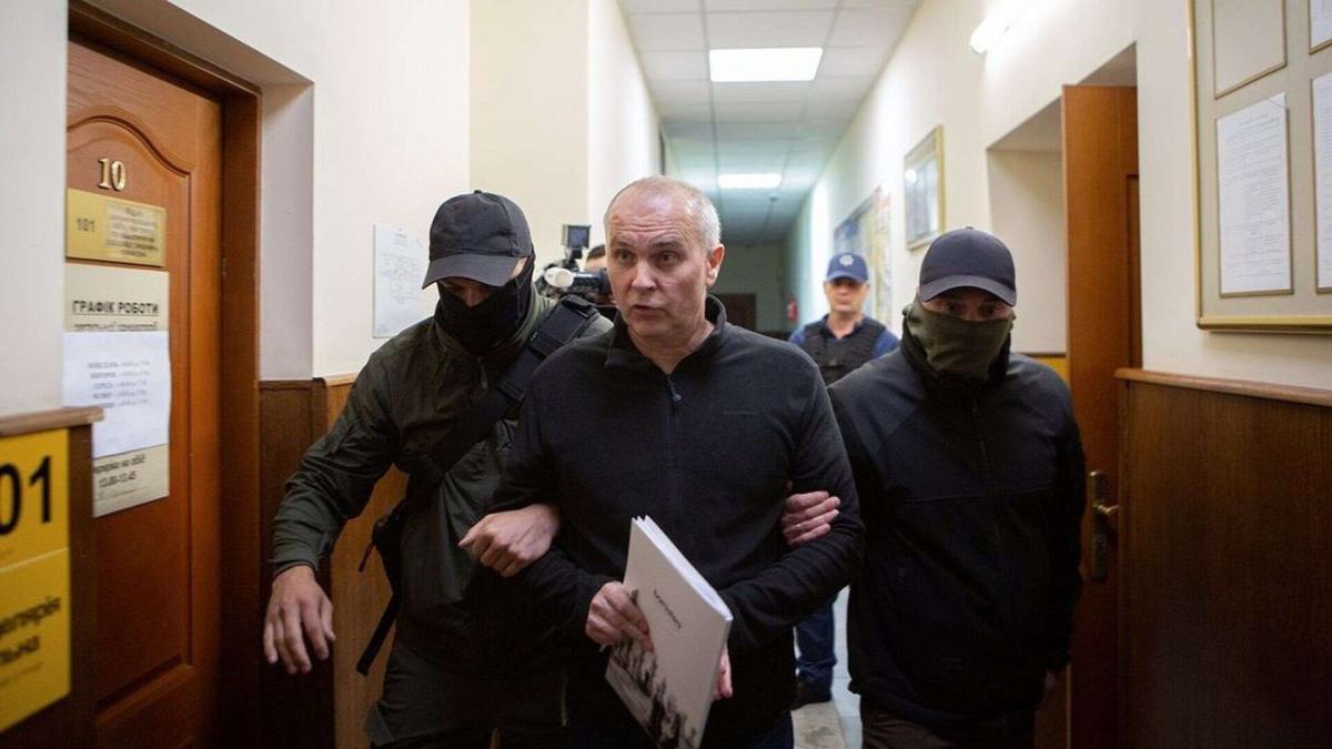 У Києві судять Нестора Шуфрича: обвинувачений у держзраді та фінансуванні Росгвардії Співробітники правоохоронних органів у балаклавах супроводжують Нестора Шуфрича коридором адмінбудівлі