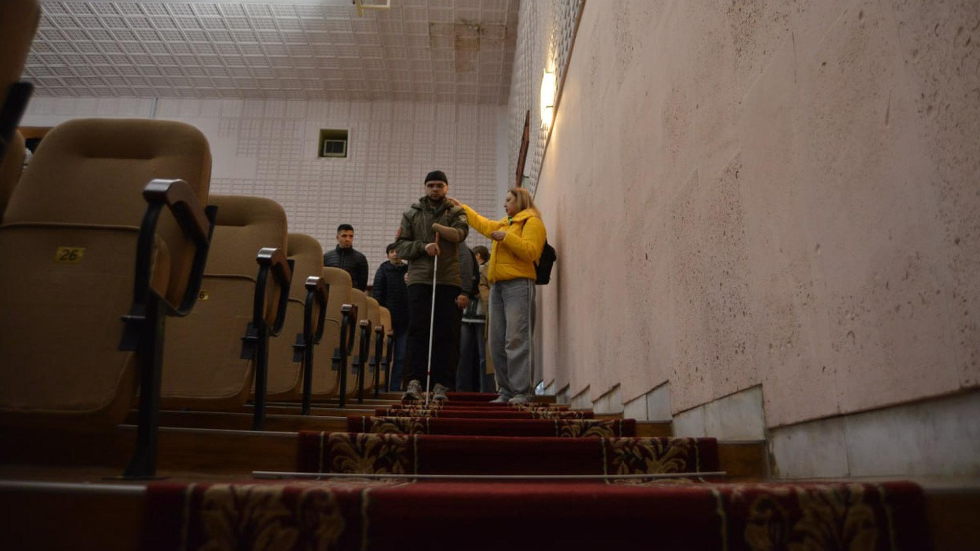 Ветеран ЗСУ в кінотеатрі Славутича стоїть на сходах