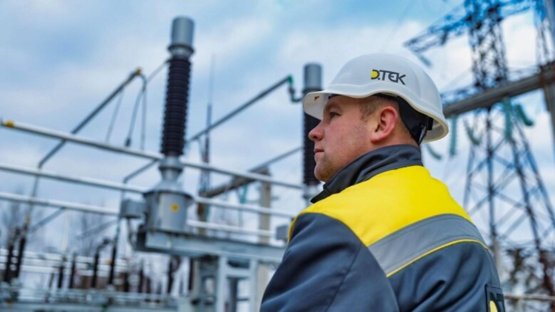 Працівник ДТЕК на тлі енергооб'єкту