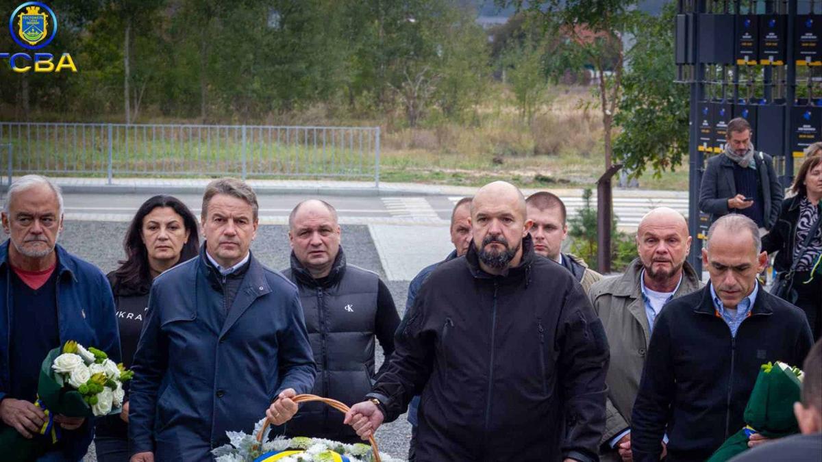 Гостомель відвідали парламентарі ЄС: делегація побачила місця боїв за аеропорт Гостомель відвідали парламентарі ЄС: делегація побачила місця боїв за аеропорт