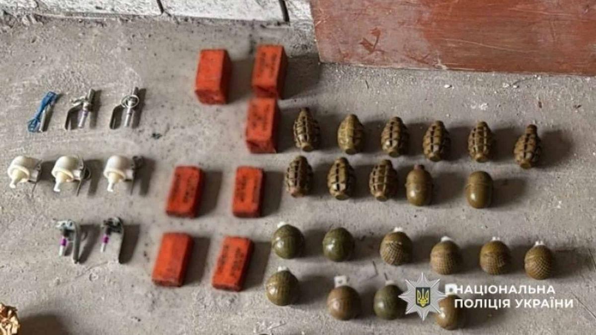 У столиці викрили арсенал у гаражі: кулемет, гранати та вибухівка на 2 кг Ряд гранат різних типів, кілька брусків пластиду та запали до вибухових пристроїв