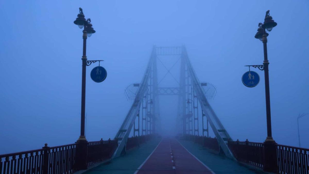 У Києві хмарний тиждень: щодня дощі й лише +15°C Київський пішохідний міст стоїть в тумані без людей