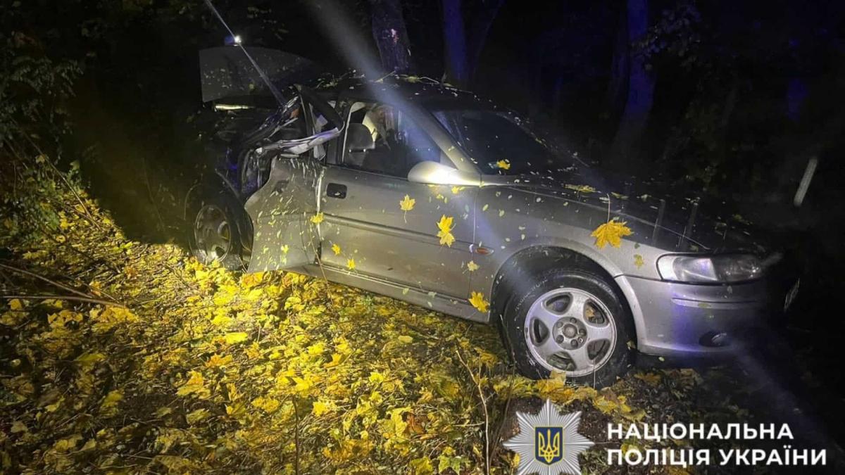 На Київщині підлітки ганяли на чужому Opel — 14-річний пасажир загинув, ще шестеро травмовані Понівечений автомобіль, що врізався в дерево вночі