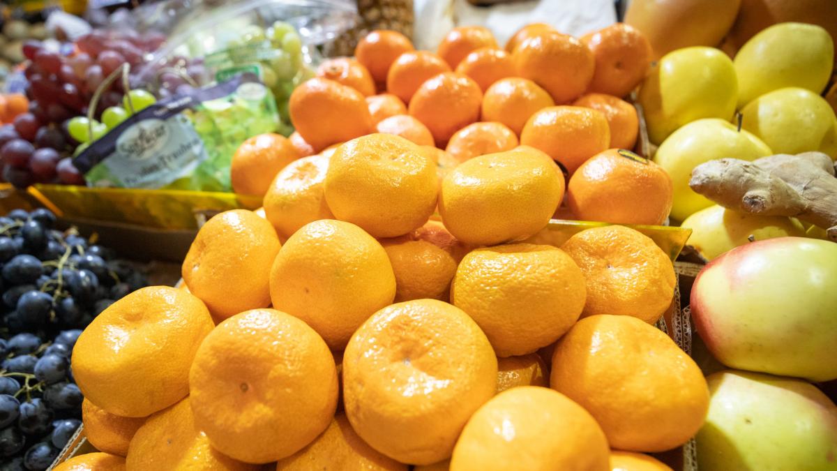 Мандарини і апельсини лежать на ярмарку