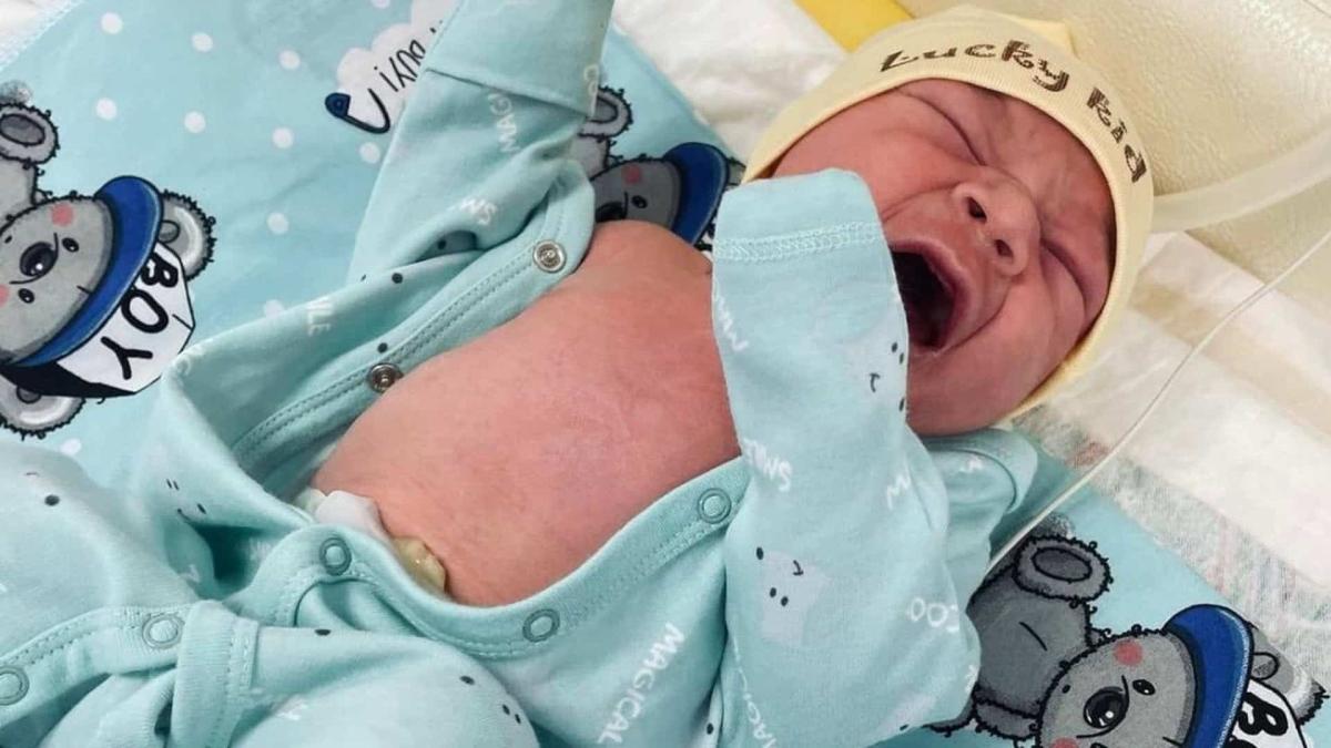 За народження дитини в Києві тепер доплачуватимуть Новонароджений малюк плаче