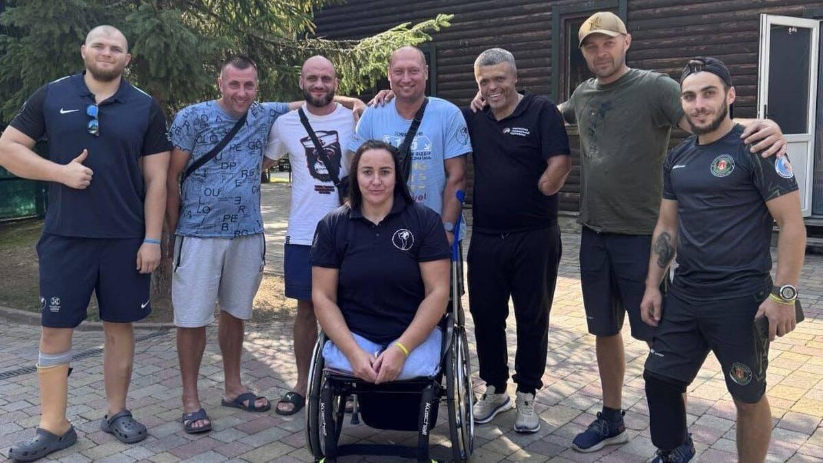 Групове фото людей, серед яких військові ветерани та жінка у кріслі колісному