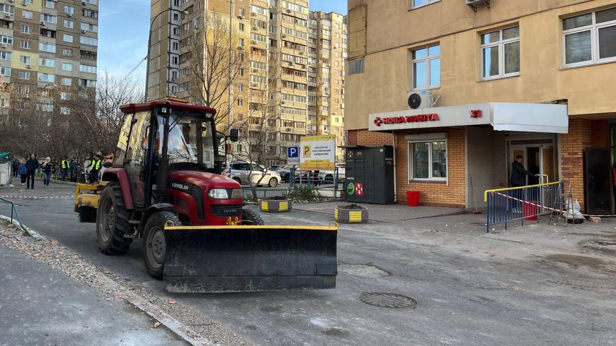 Трактор біля будинку