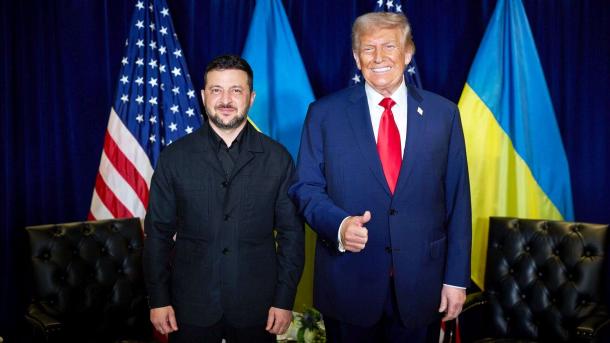 Британський досвід: ШІ не врятує суди від кризи в Україні Президенти України і США стоять на тлі державних прапорів і посміхаються