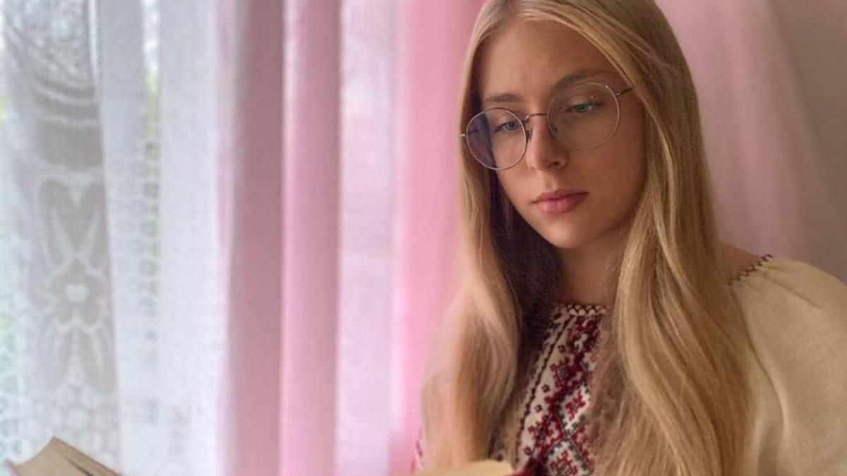 19-річна випускниця ліцею «Лідер» загинула разом із мамою Біловолоса дівчина 18 років сидить на фоні рожевої кімнати і опустила очі в книжку, ця дівчина загинула під час атаки на Київ