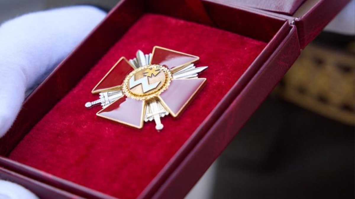 Прізвище Кротевича зникло з указу про нагородження — Нацгвардія пояснює "технічною помилкою" a red and gold medal in a red box