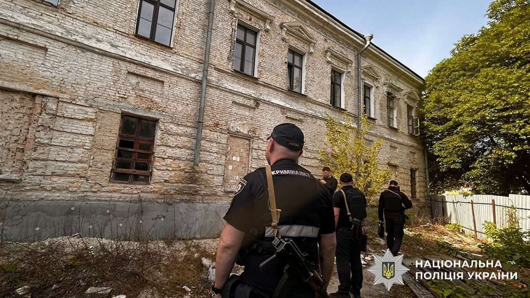 На столичному Подолі знайшли людські рештки, які виявились археологічними знахідками. Фото: Поліція Києва