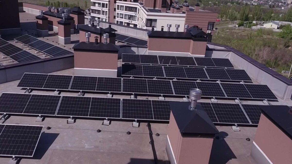 Сонячні панелі на даху багатоповерхівки