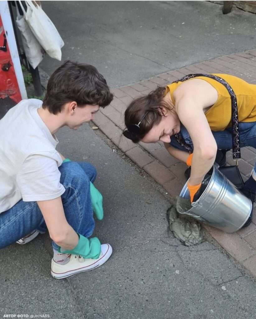 Мозаїки в ямах: у Києві з’явилось партизанське мистецтво просто на дорогах