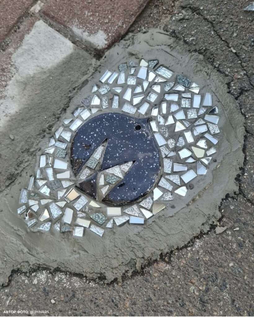 Мозаїки в ямах: у Києві з’явилось партизанське мистецтво просто на дорогах