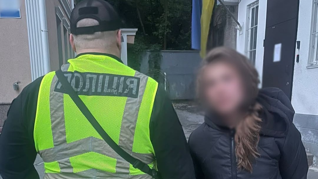 На Алеї Героїв у Києві жінка пошкодила меморіал: її затримала поліція