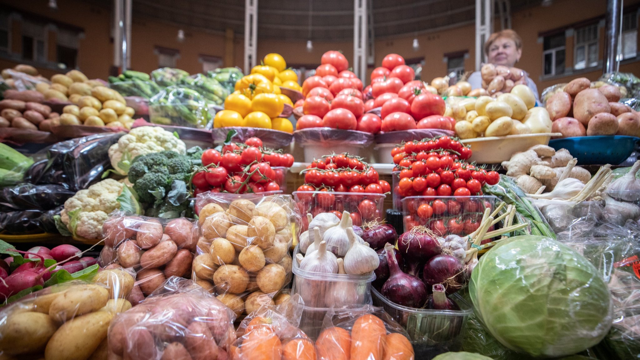 Стіл із різноманітними овочами на ринку