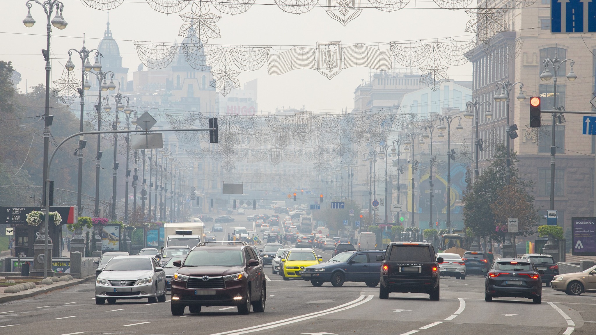 Вулиця Хрещатик у Києві зі щільним автомобільним трафіком