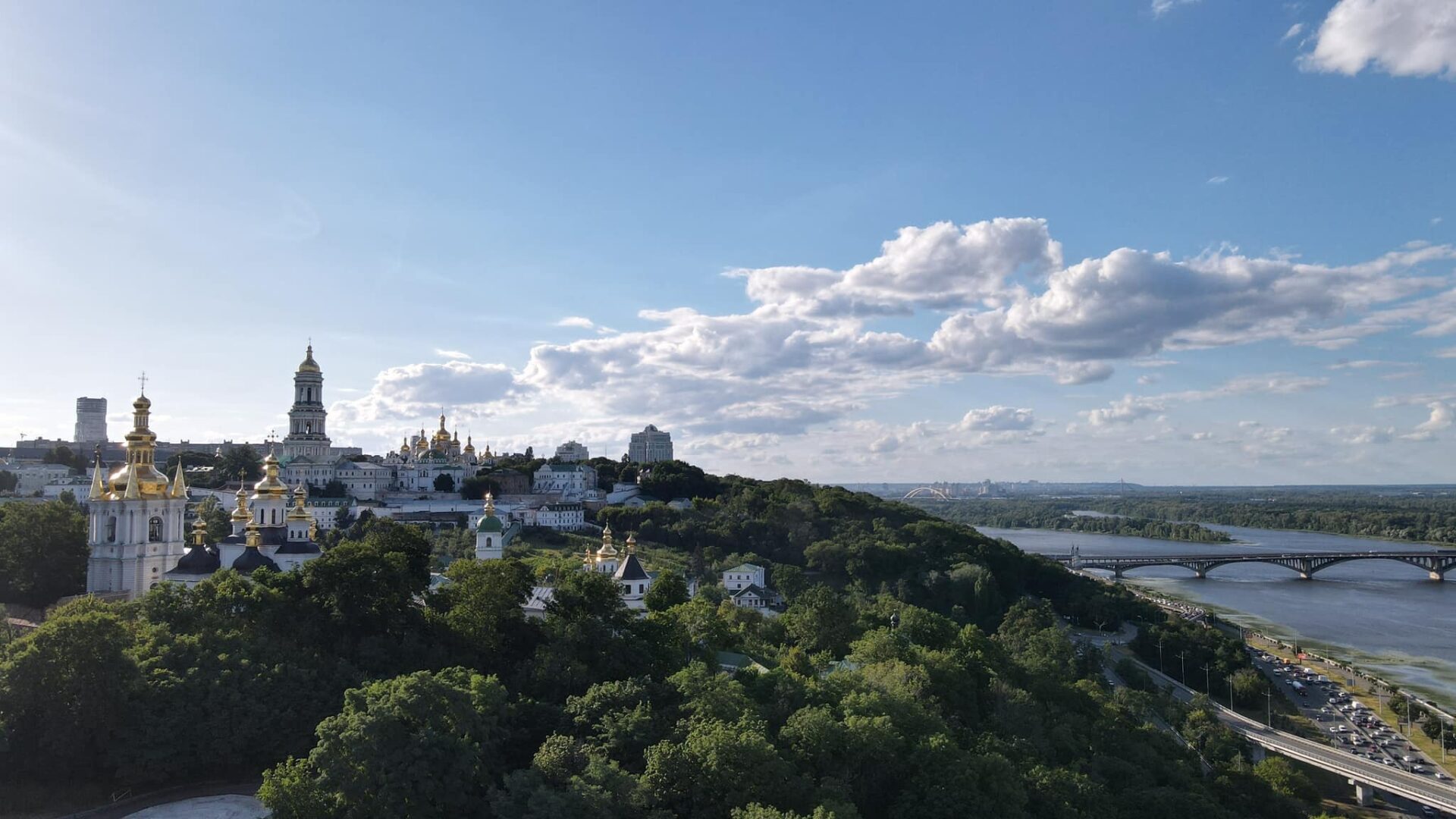 Панорамний вигляд на Київ і Дніпро