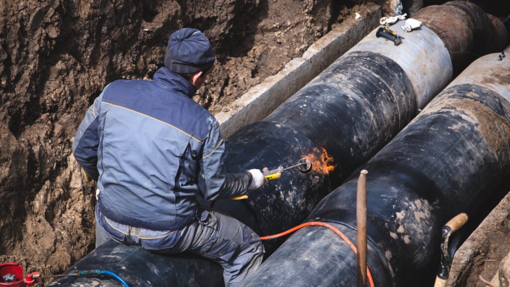 613 багатоповерхівок у Києві залишаються без теплопостачання Робітник під час ремонту трубопроводу