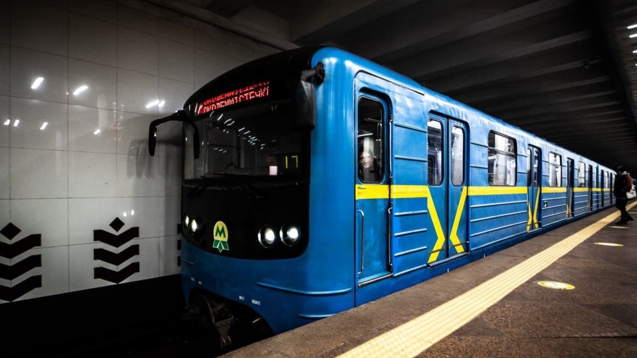 Синій вагон метро в Києві
