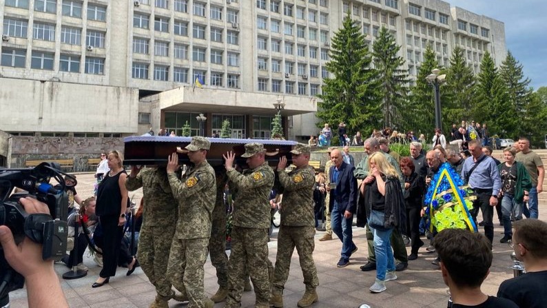 У Києві попрощалися з Максимом Неліпою — актором і телеведучим, який загинув на фронті
