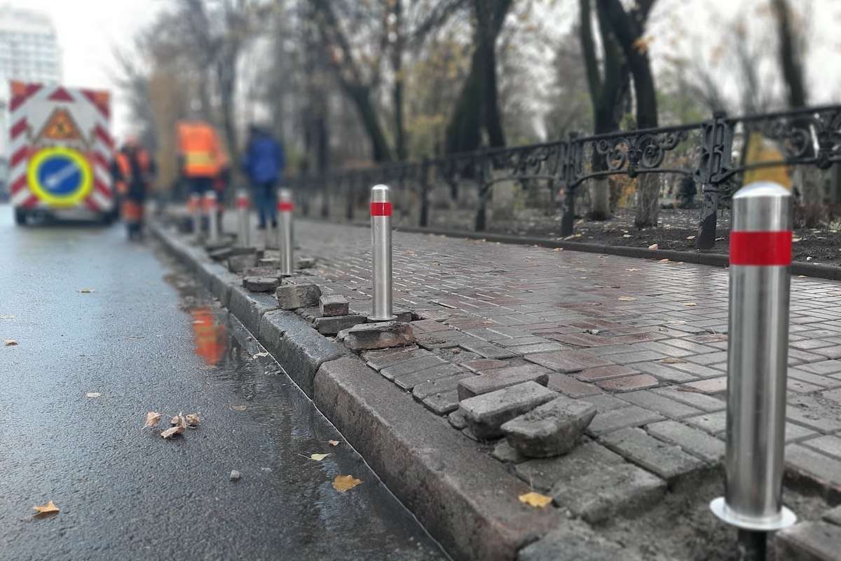 Антипаркувальні стовпчики на краю тротуару