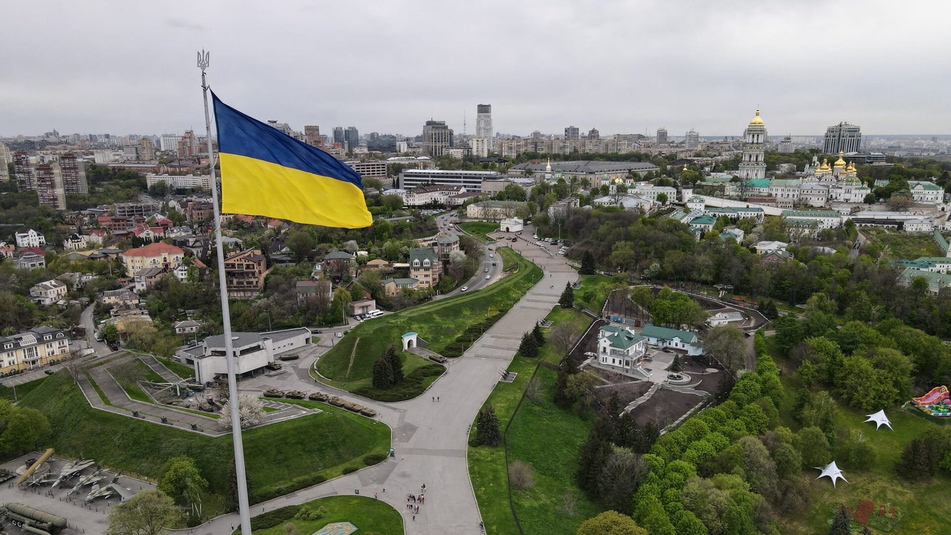 Великий український прапор, що майорить над Києвом