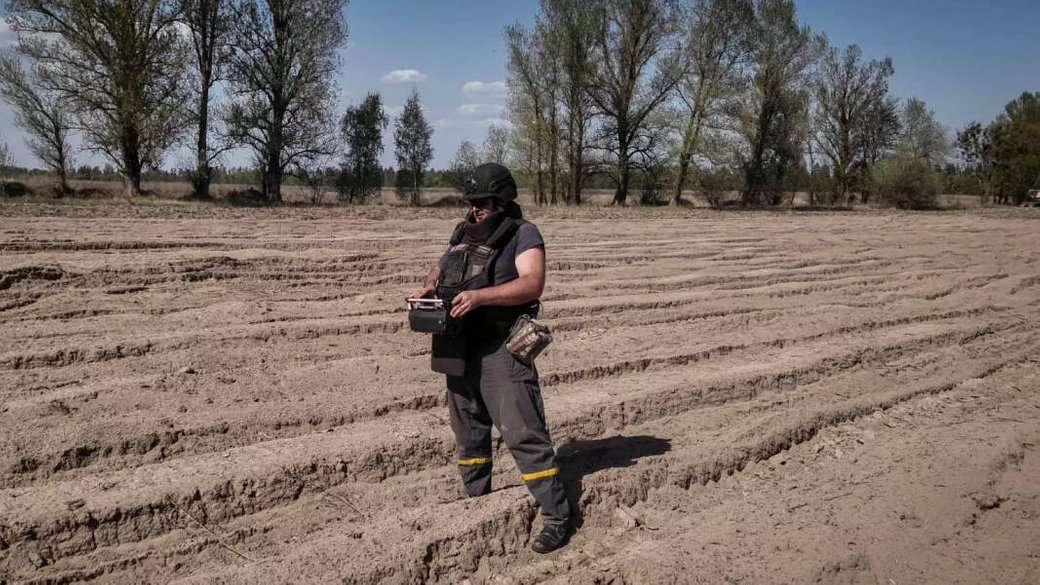 На Київщині сапер розміновує сільгоспугіддя. Фото: ДСНС Київщини