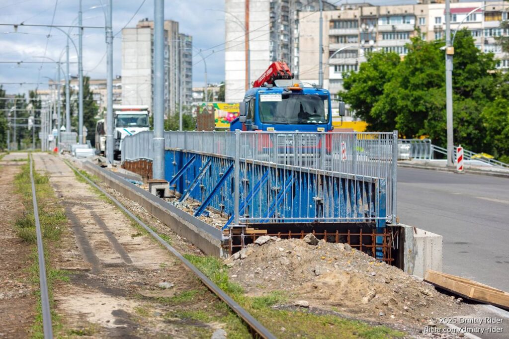 У Києві завершується капремонт переходу на Зої Гайдай: нова доріжка, платформи й тактильна плитка