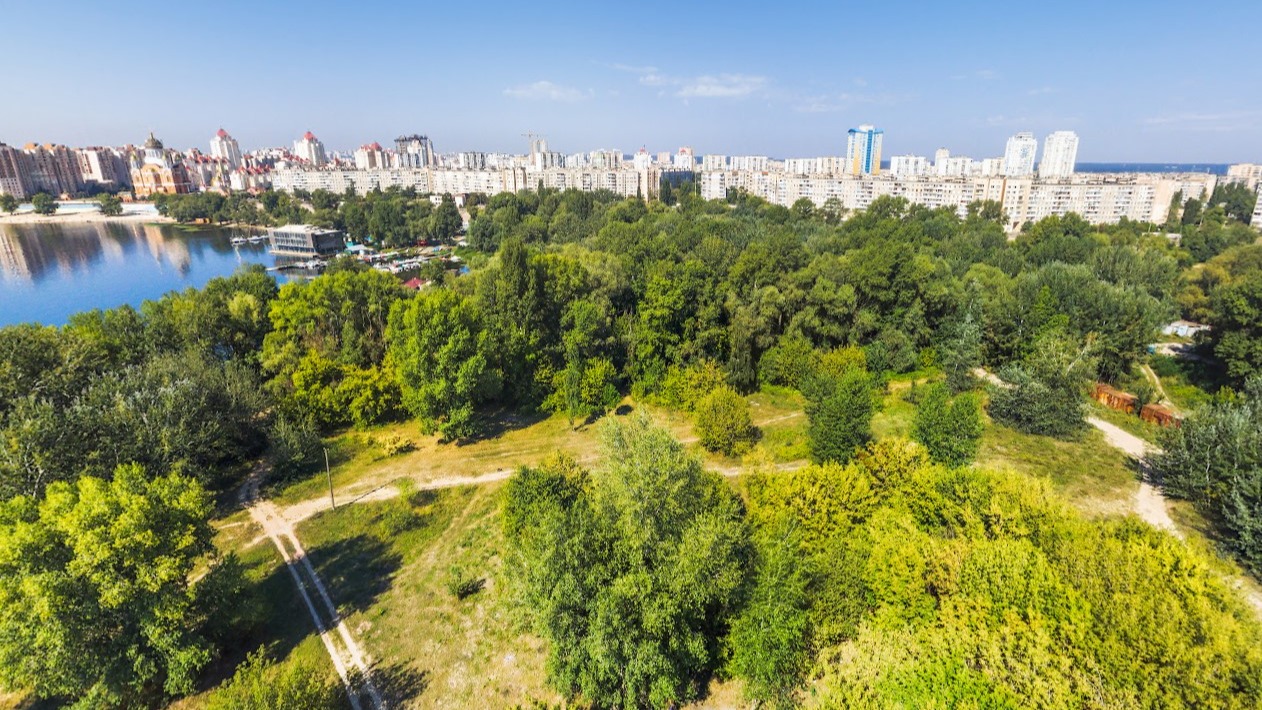 Аерофото зеленого парку з доріжками серед дерев