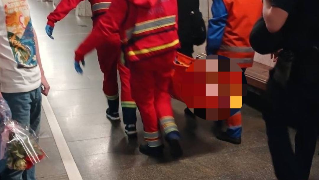 Замість вірусного відео — перелом і струс: у метро травмувався 19-річний зачепер Замість вірусного відео — перелом і струс: у метро травмувався 19-річний зачепер