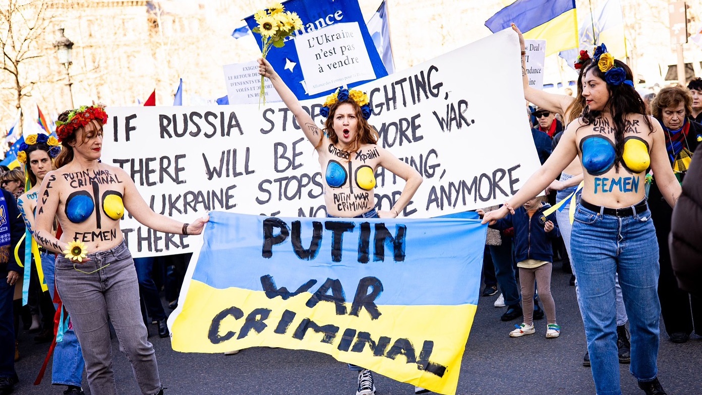 Акція організації Femen («Фемен») у Парижі