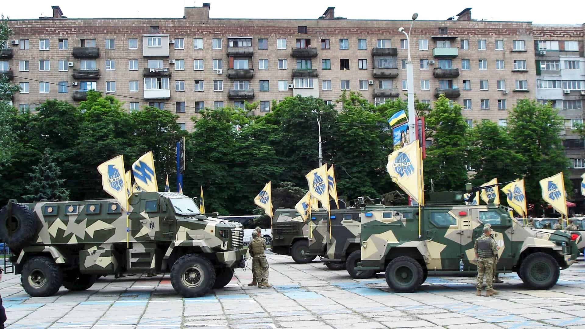 Техніка полку «Азов» на майдані Свободи, Маріуполь, червень 2016 року